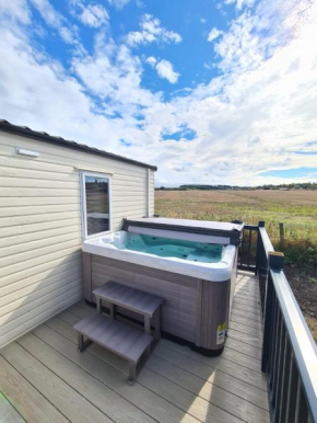 Mylo's Retreat Modern 2 Bedroom Caravan with Hot Tub